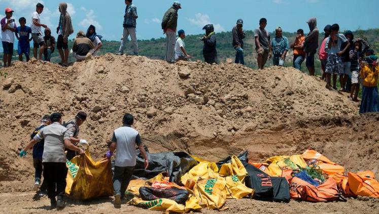 海啸袭来她叫表姐快跑,自己却被海浪卷走,尸体被埋万人坑