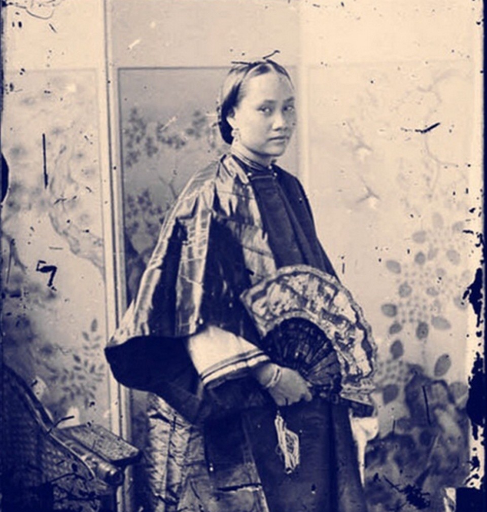 140多年前晚清老照片 女子展示自己三寸金莲 引以为傲