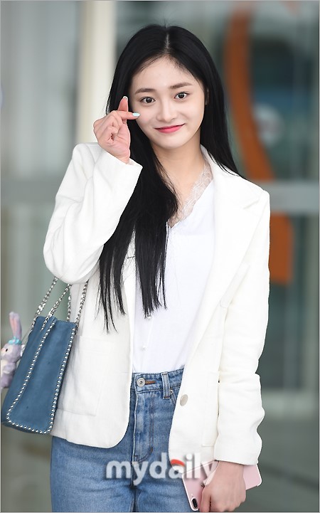 韩国女团PRISTIN成员周洁琼飞往中国参加电视