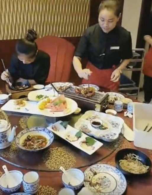 饭店客人刚走后留下一桌的剩菜, 服务员看到后做了这样的举动!