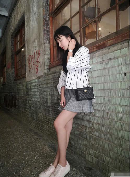 真服娄艺潇白色短袖配牛仔裤居然穿出少女感确定快30岁了