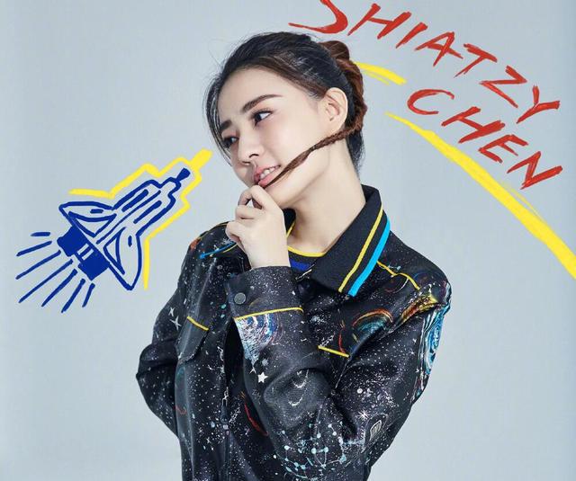 徐璐拍摄一组春日写真,少女辫清新养眼,美哭网友!