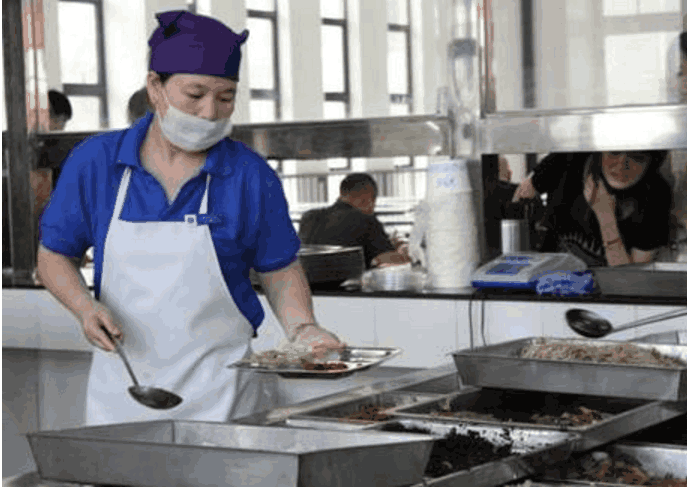 男同学食堂打萝卜鸡块,到碗里只剩萝卜,男同学: 你用挖耳勺打菜吧