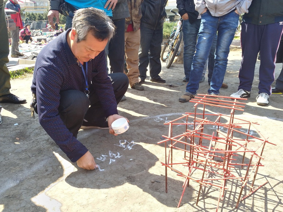 60根筷子搭大楼,黑龙江老哥街头晒出绝技挑战路人