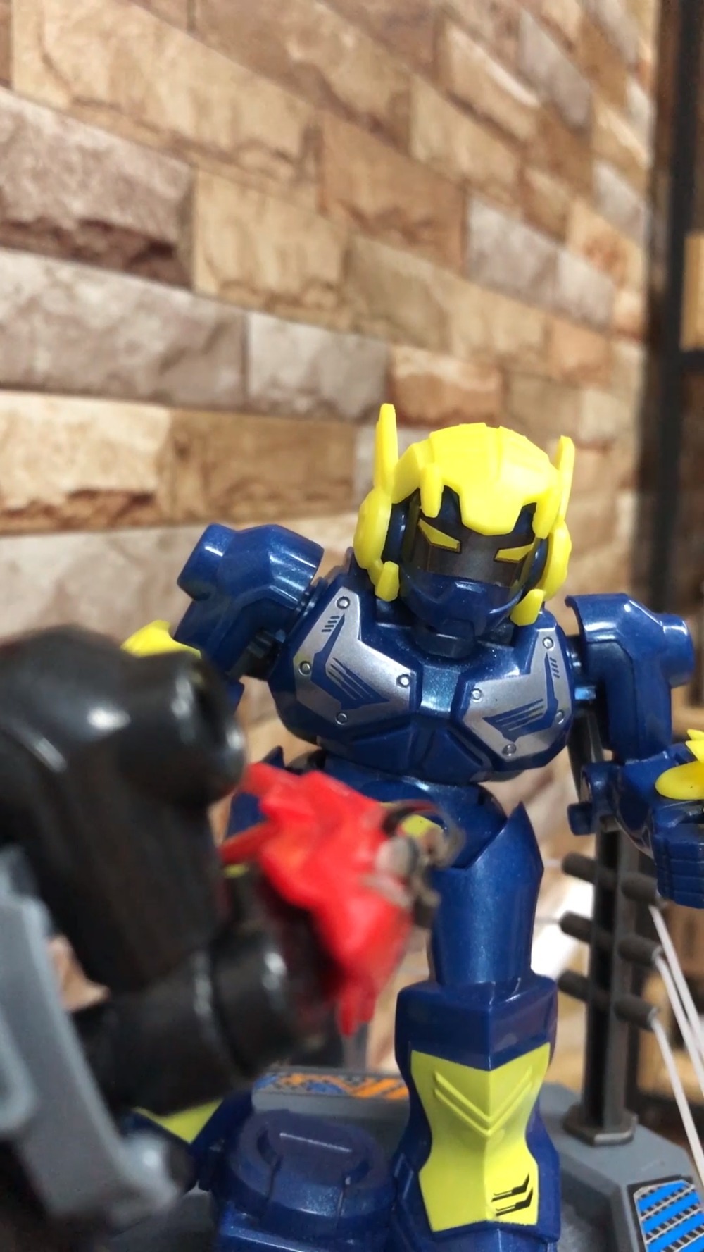 搞笑视频 机器人一本正经串台词,一言不合就开打!