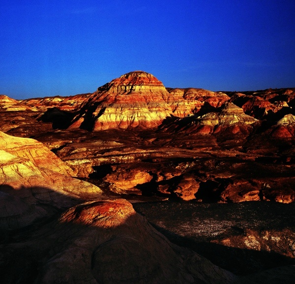 位于新疆昌吉州吉木萨尔县城北的五彩湾!
