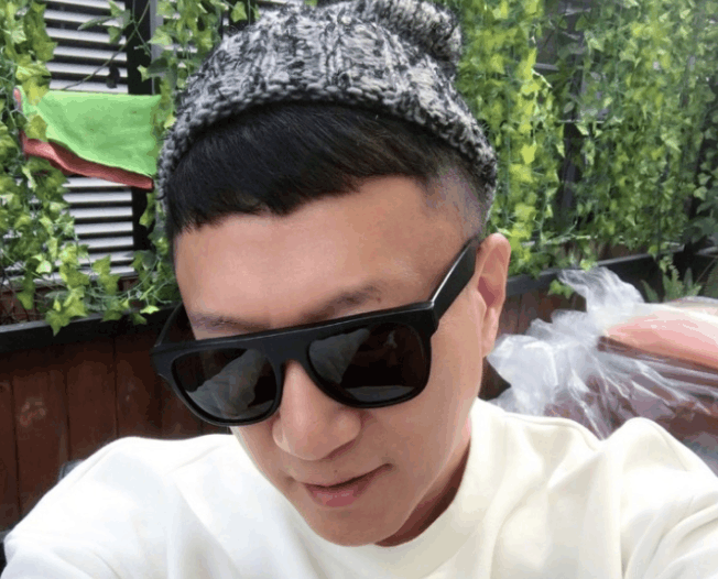 孙红雷升级当爸, 网友送祝福, 女儿眼睛一定要像妈妈啊