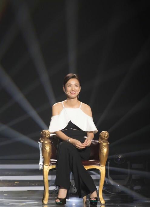 阔腿长裤彰显优雅迷人的女性魅力,脚踩一双黑色高跟鞋彰显干练气质