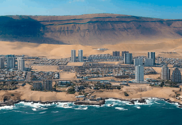 这个城市一半沙漠,一半海水,400年没下过雨,喝水要从邻国进口