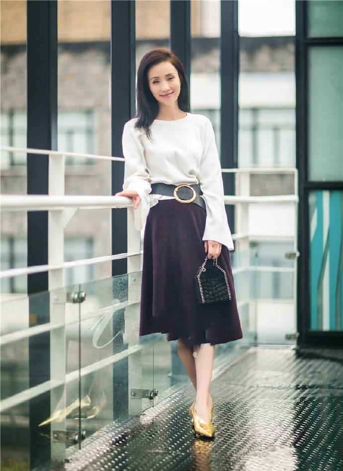 45岁陶虹晒美照, 这件抹胸裙也就只有她穿才好看了