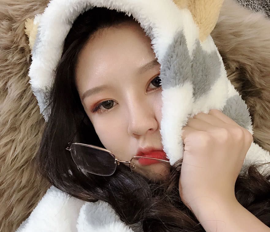 温婉深夜晒照:牙疼难忍,铁粉放大图片笑了,网友:仙女的眼屎