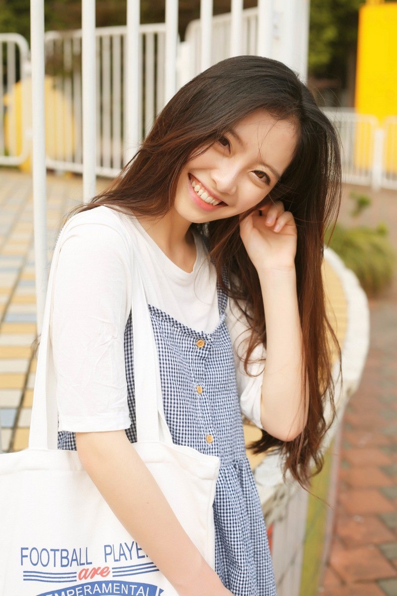 美图分享:笑容甜美的,素颜清纯美女,游玩外拍图集