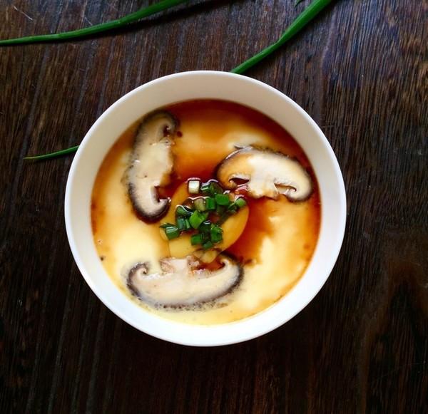 用料:鸡蛋1个,鲜香菇1小个,水适量,香油,盐,蒸鱼酱油,葱花适量做法:1.