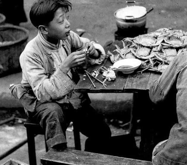 美国人拍摄的1932年上海, 穷人吃大闸蟹, 贵妇人茶楼吃糕点