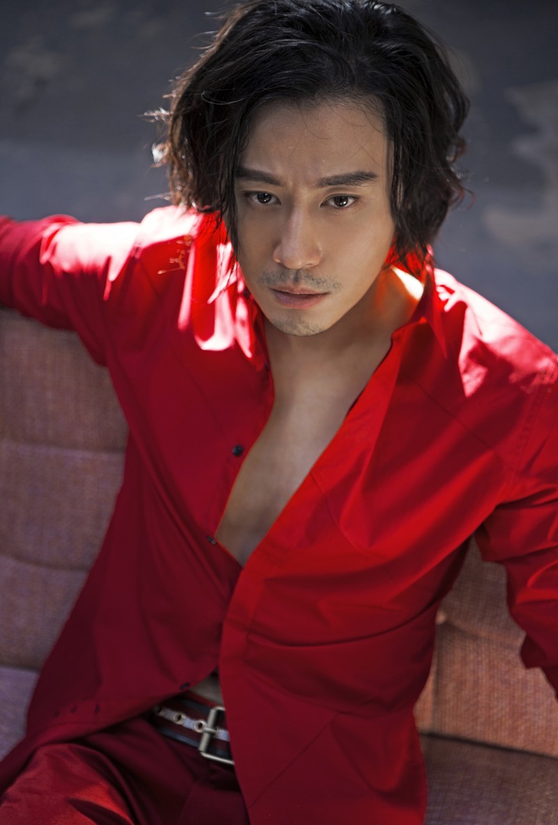 程皓枫红色写真秀性感   八块腹肌夺人眼球