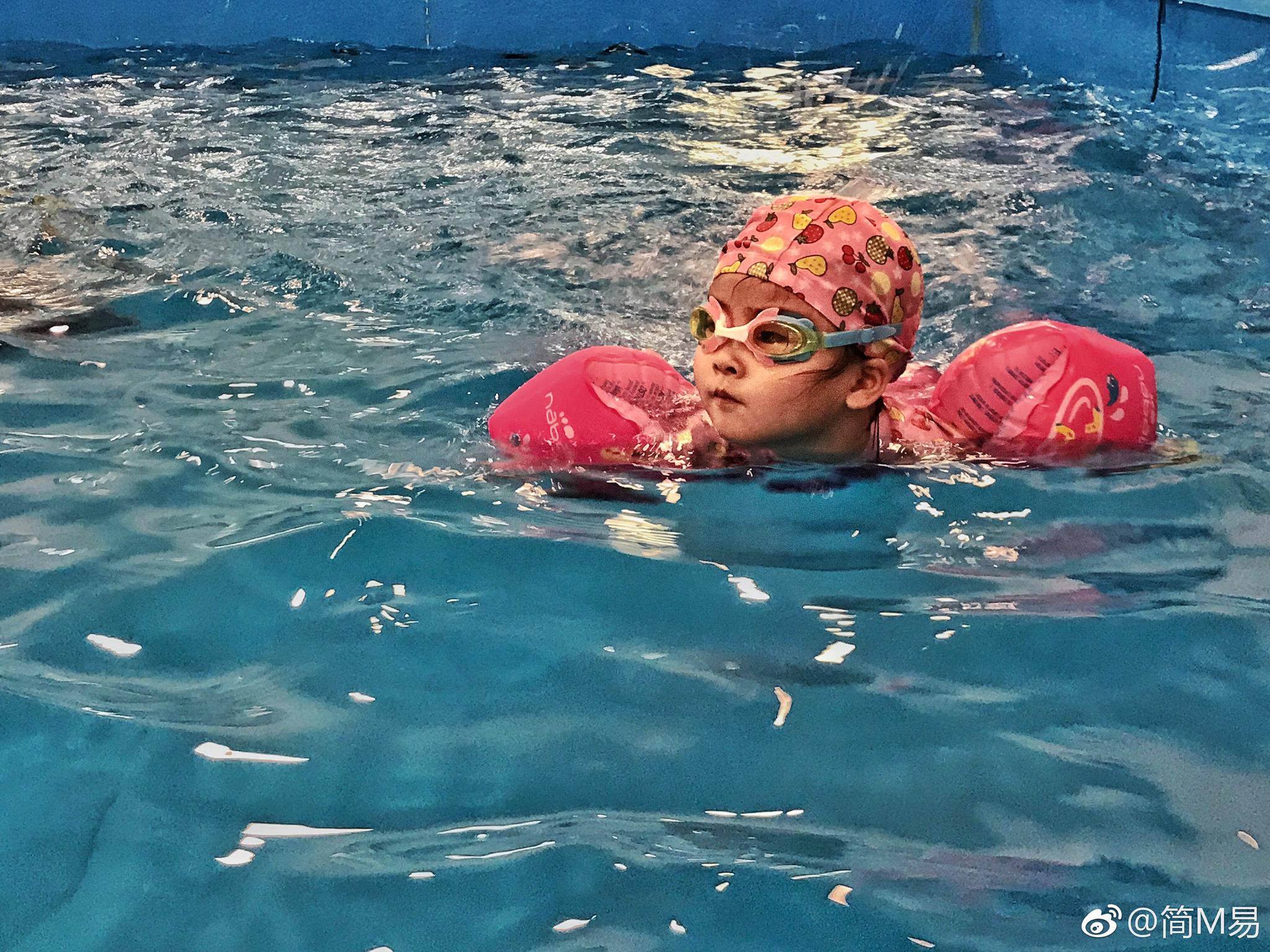 周四周日傍晚是雷打不动的游泳课教练认真