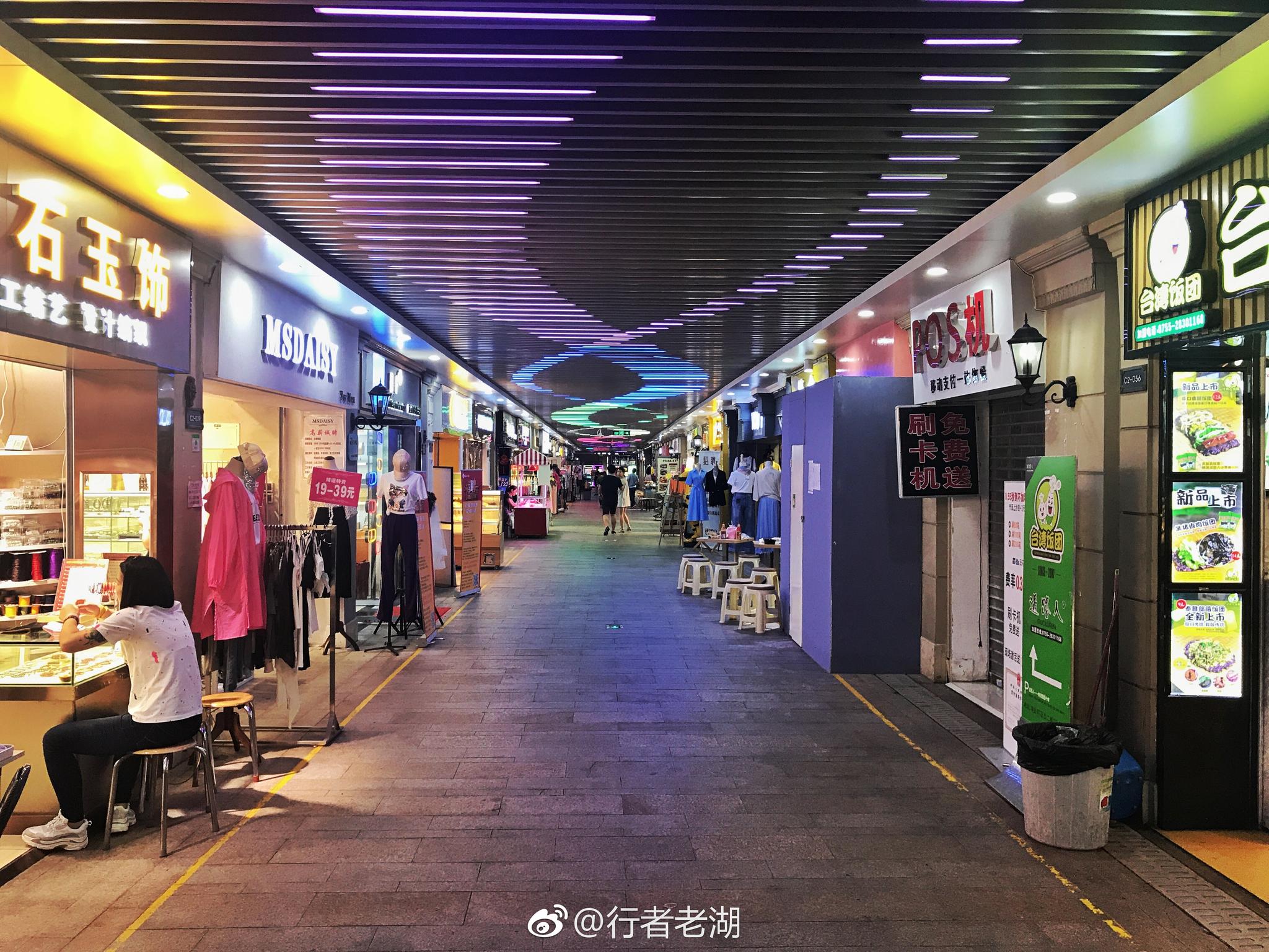 深圳地铁站里有许多地下商业街,只是小摊小店,但都有特色|商业街|小摊