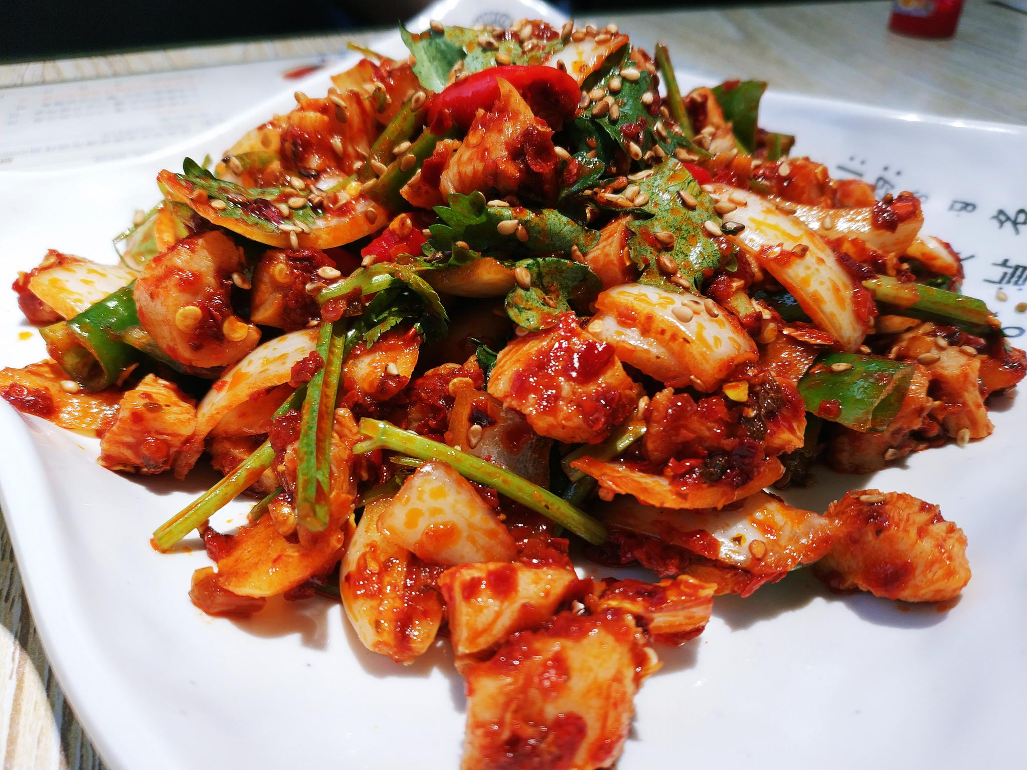 除了中国五大黄牛之一的延边黄牛,醇正的冰川啤酒之外,辣拌肚领,煎油