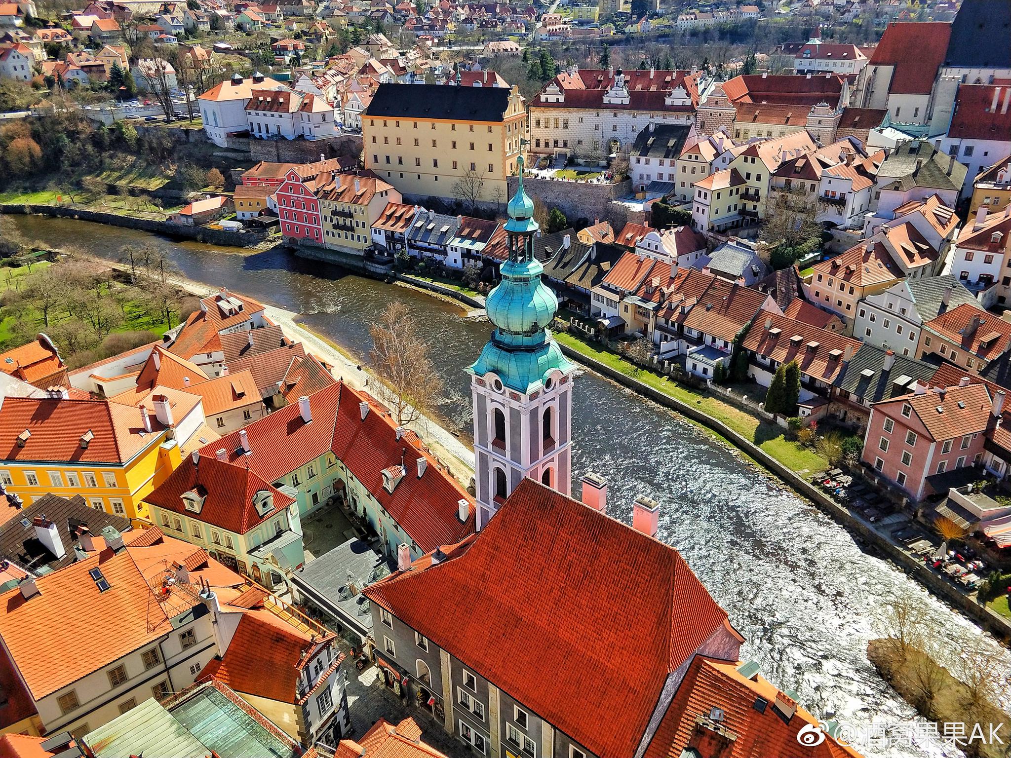 ck小镇始建于13世纪,是一座颇具规模的古城堡建筑群