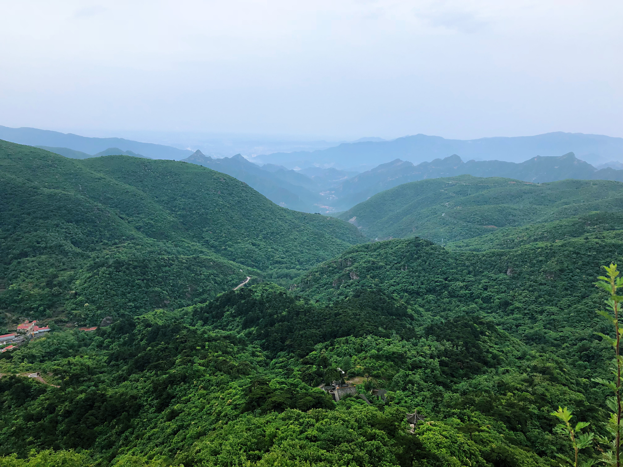 清晨入古寺,伴着零星细雨登上了北京市门头沟区的金顶妙峰山