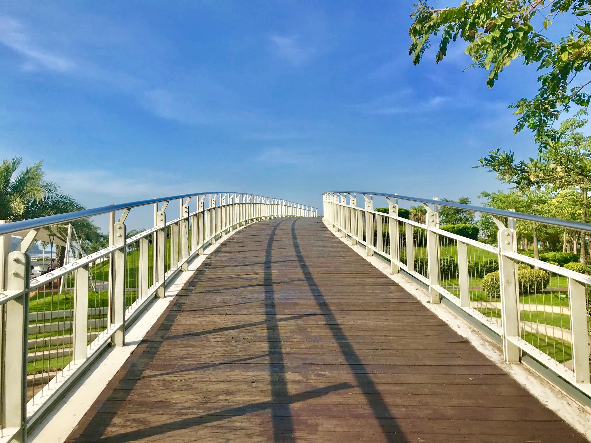 早上起来,从酒店大门过条马路就到了海边,今天天气不错
