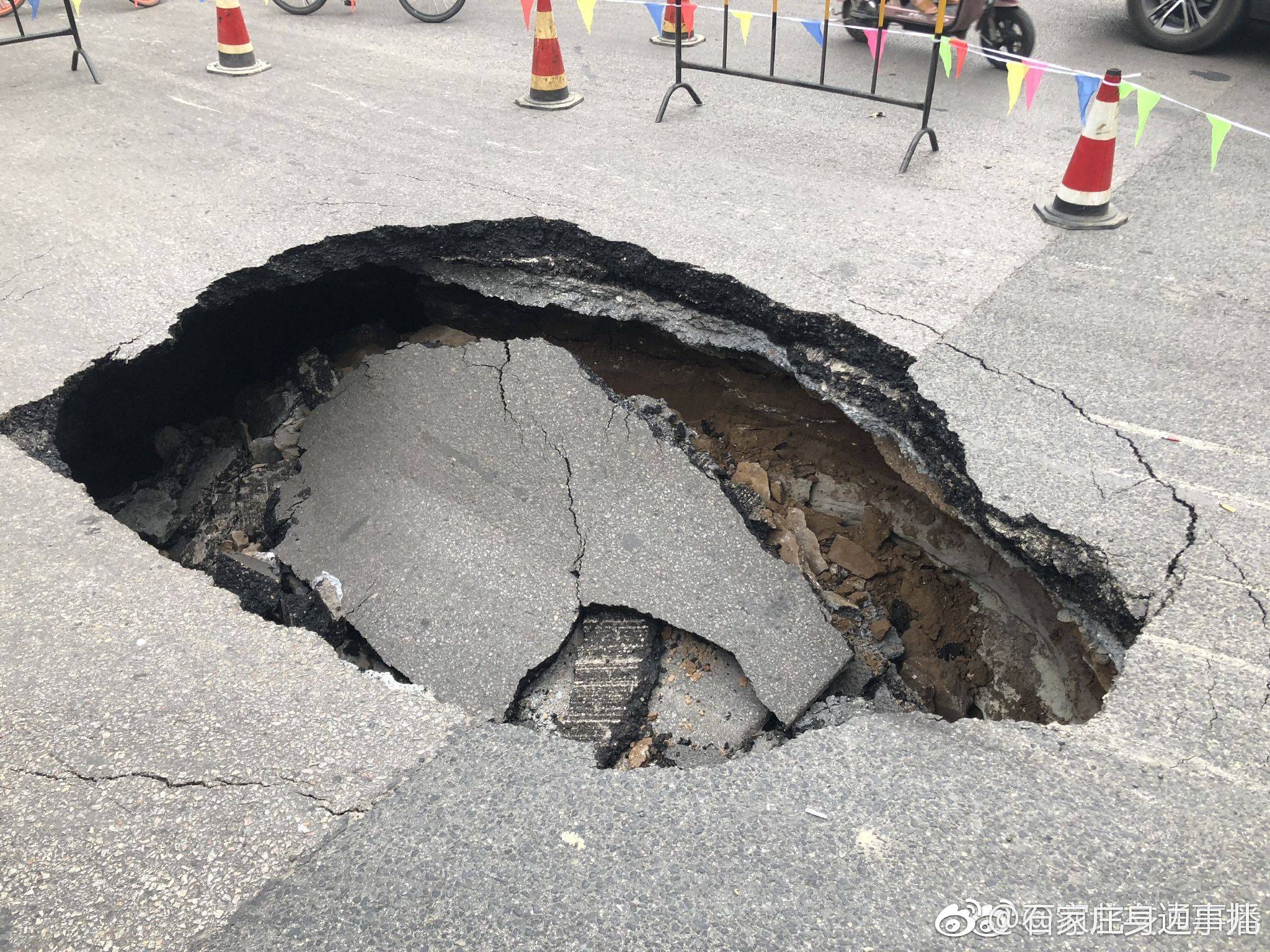 注意!北二环友谊大街交叉口路面出现塌陷!