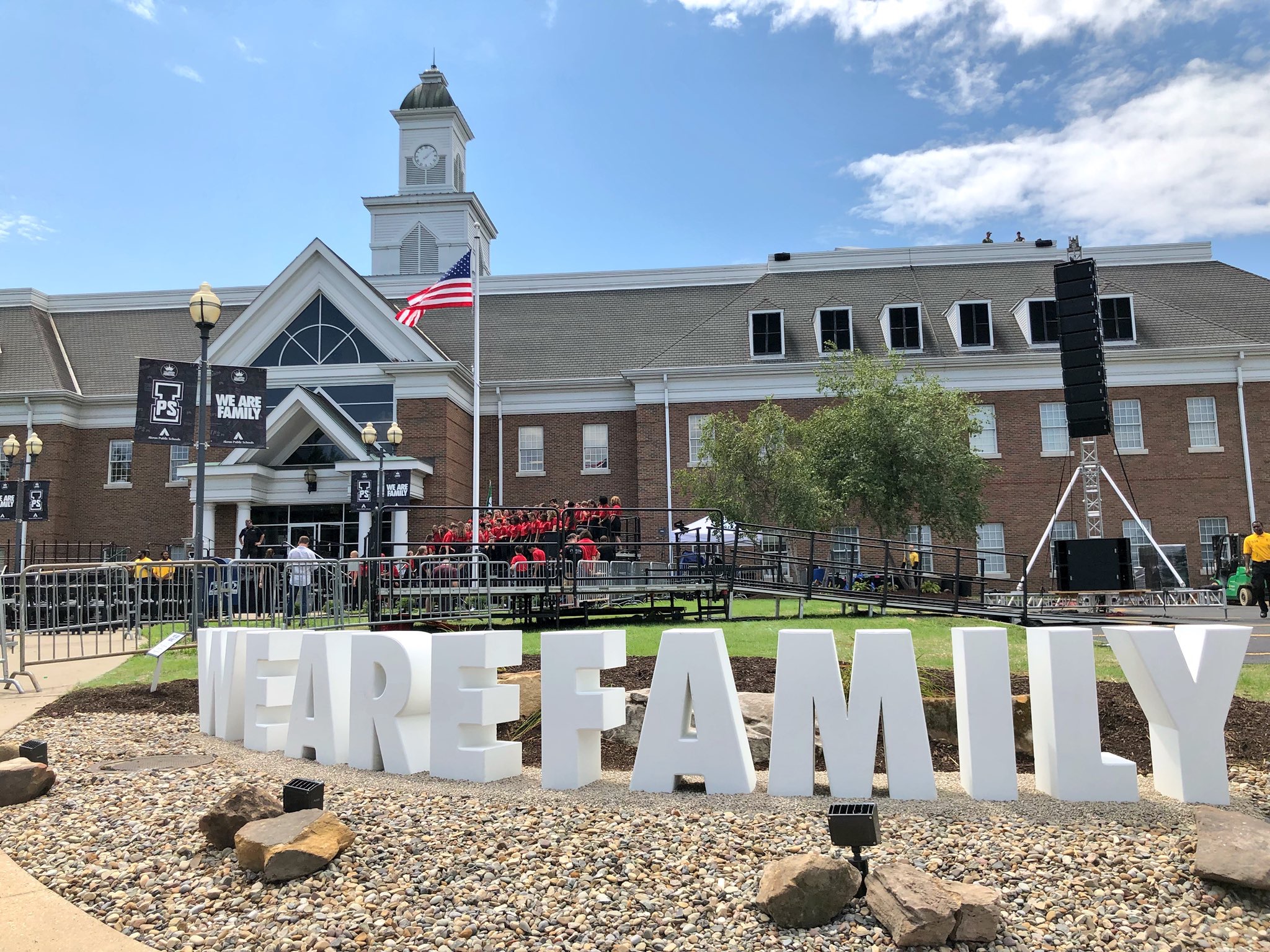 詹姆斯在家乡阿克伦捐助建立的学校ipromiseschool揭幕