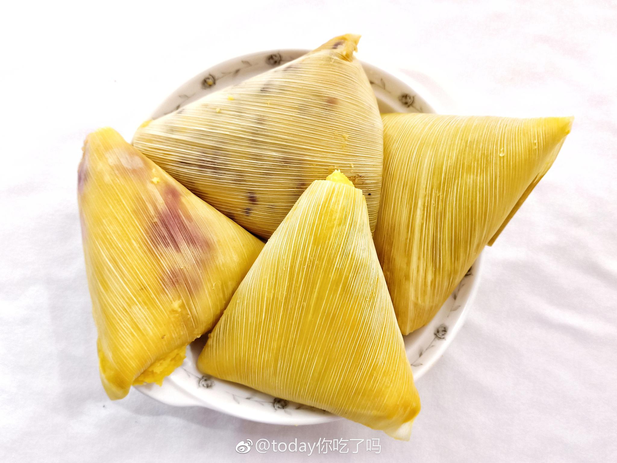 大家好!今天我吃玉米粑粑了