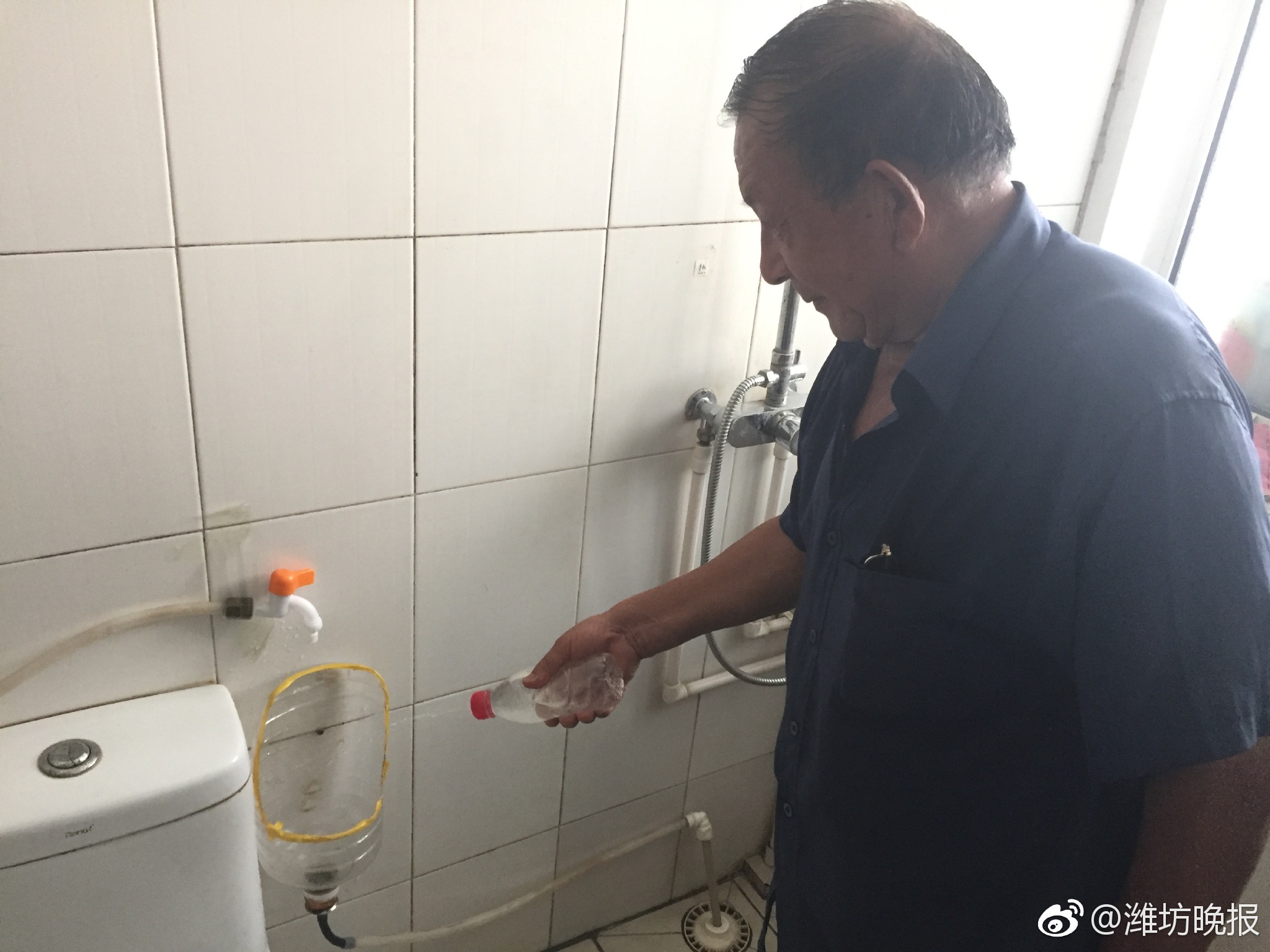 用时三年老人发明小便节水器 愿无偿推广