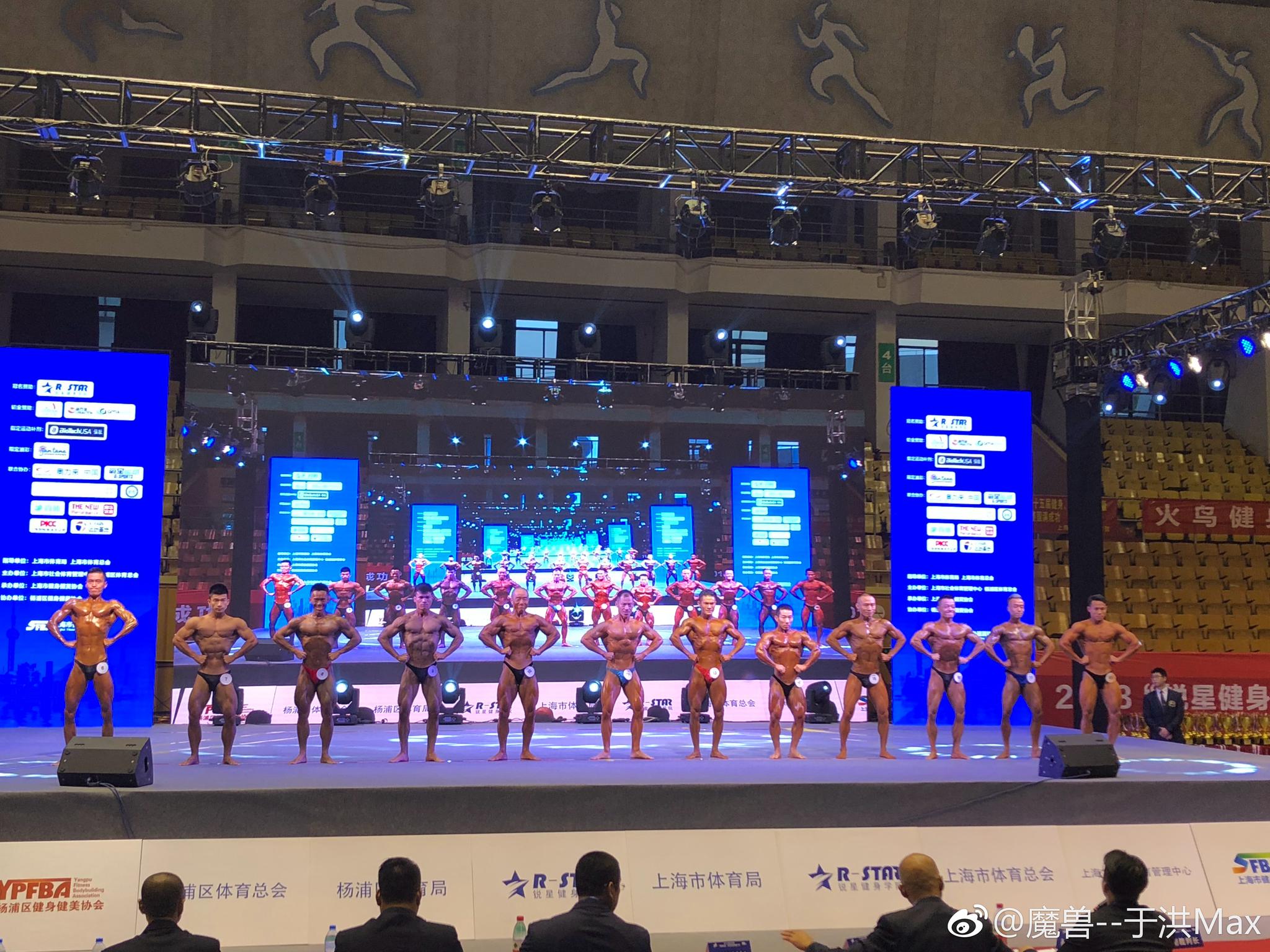 比赛开始啦男子65kg健美预赛