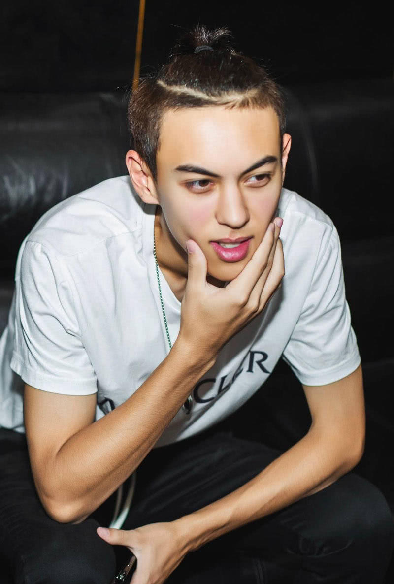 离婚15年,21岁混血儿子帅得不像话,而她54岁靠保养的脸令人惊叹