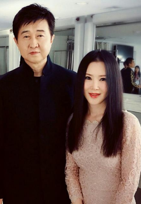 任静付笛生闪现机场,网友炸锅:一个20岁小伙,一个50岁大妈|任静