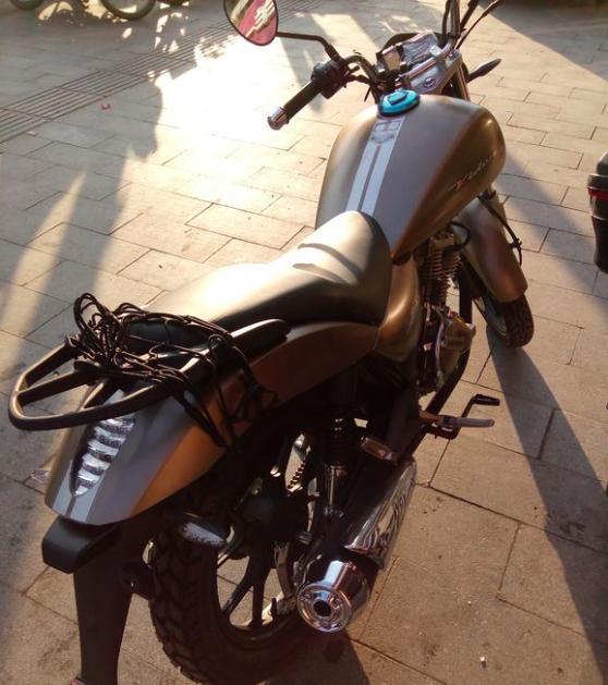 启典kd150k小黄蜂定位于一款家用舒适车型,从外观上看,整体设计较为