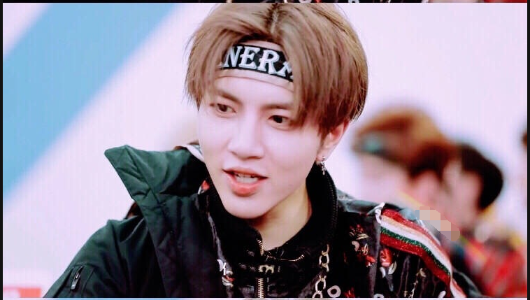 韩沐伯被淘汰秦奋说回家等我这句话被戳到了笑得满脸是泪