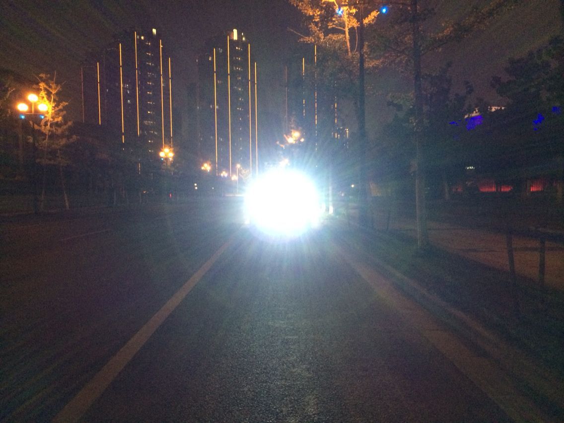所以好多新手在夜间行车,尤其是刚上车的时候,很多人都会忘记开车灯