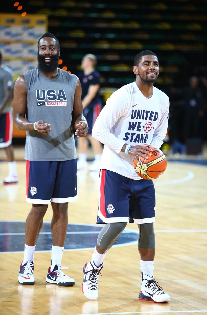 哈登3分火力闪耀美男篮训练营 和欧文搂抱打闹大笑