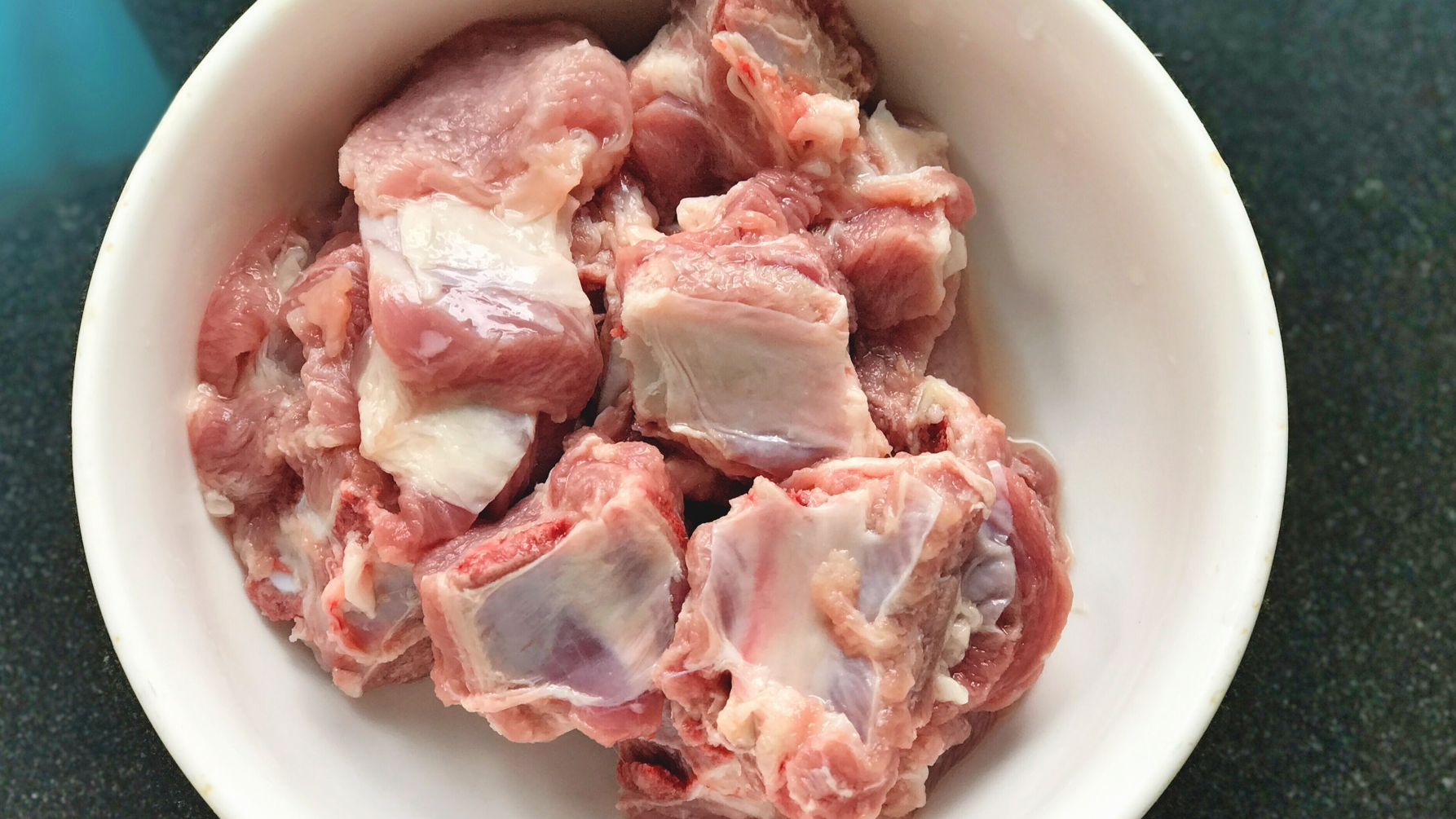 清洗排骨最正确的方法,1分钟脏东西全跑出来,这样煮起来会更香