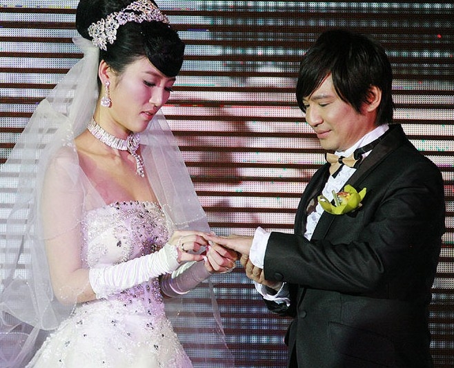 曾与亡妻冥婚,娶小22岁美女模特,如今55岁的叶世荣婚姻很幸福