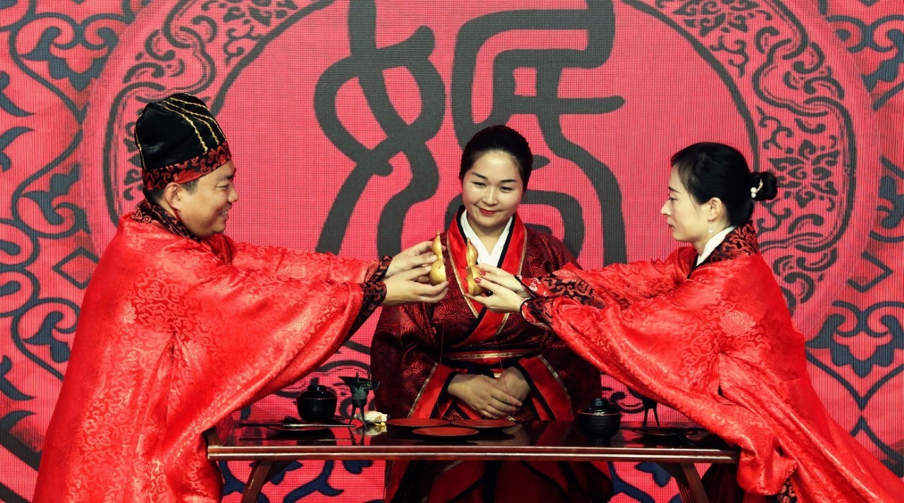 行"同牢礼"——行"合卺礼"——行"结发礼"——新人受祝福——婚礼大成