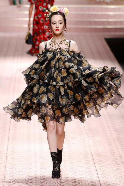 热巴挂花纱布就敢走秀,黑色纱裙肩带细得真怕滑下来,网友:真美