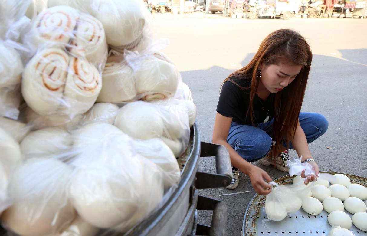 漂亮女孩街上摆摊卖馒头 一天卖4000多个 常常因困倦哈欠不断