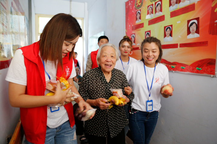 妇年康爱心团队养老院公益活动