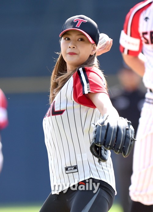 韩国女团a-pink成员尹普美任棒球比赛开球嘉宾