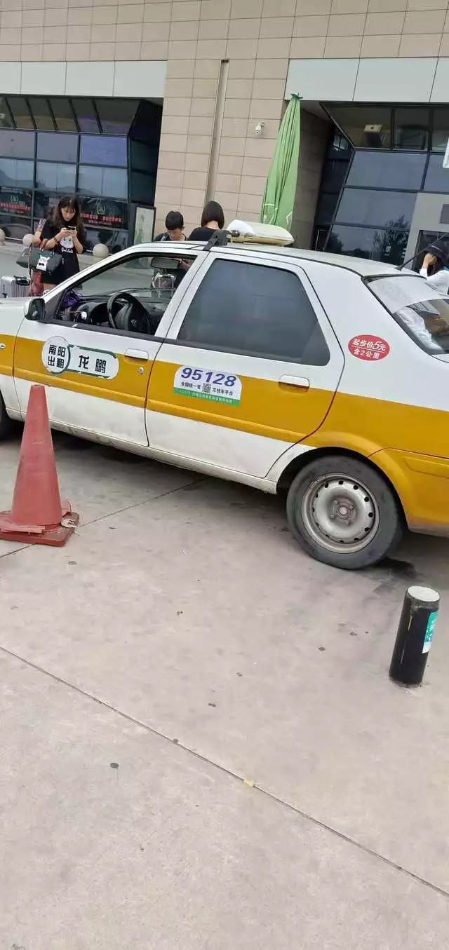 网友爆料:南阳疑似黑出租车在机场乱收费,还威胁乘客