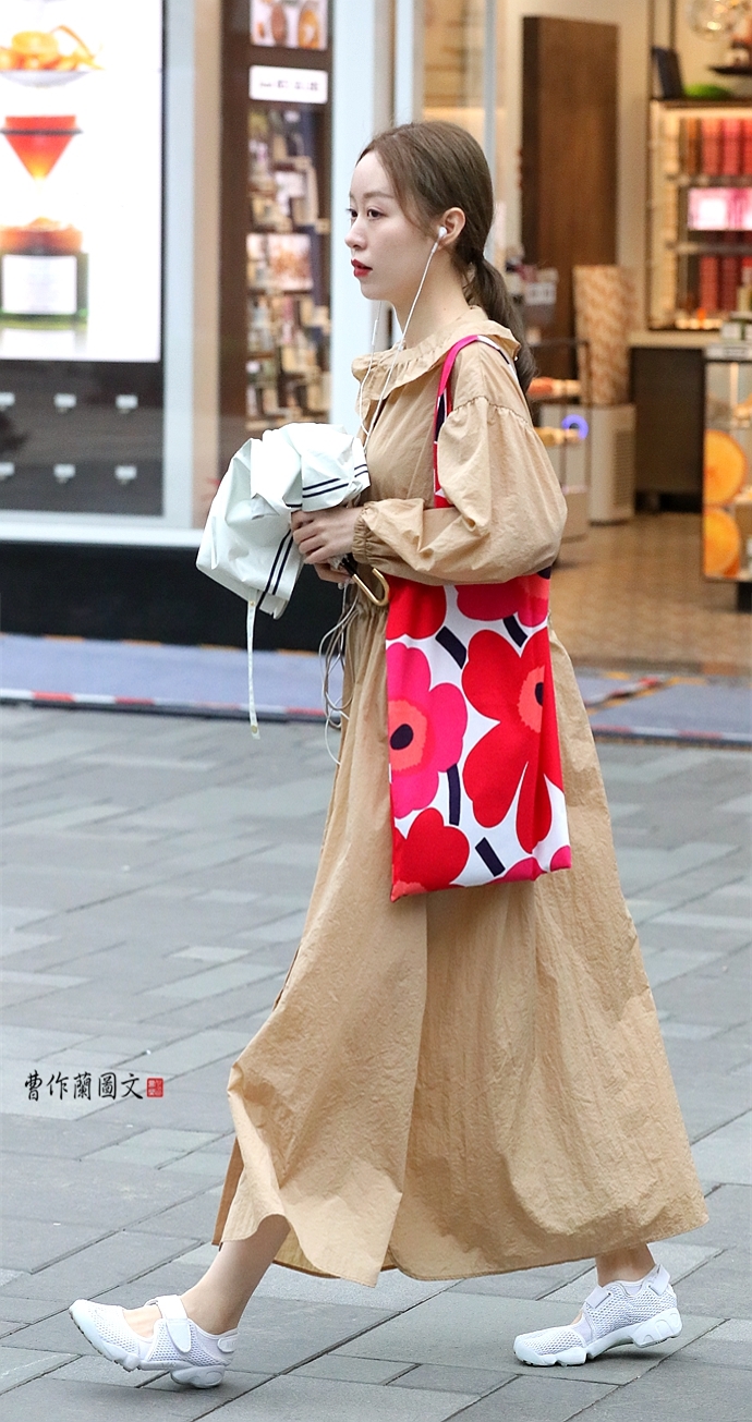 街拍:又瘦又好看的美女叫骨感美女|美女|玉腿|香肩_新浪新闻