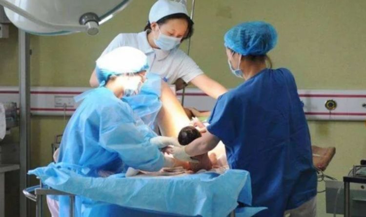 女子分娩中途去世医生正想宣布死亡护士低下头喊道等一下