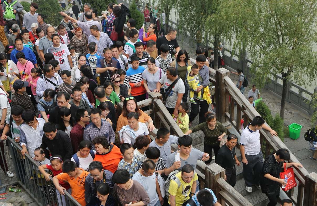 实拍往年国庆节7个旅游景区游客多多 网友:我在家看你们排队