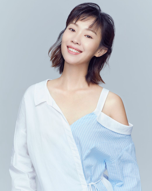 2009年参演剧情电影《麦田》出道,饰演鄢儿.