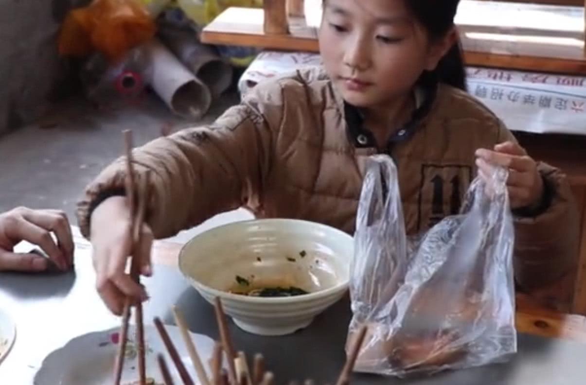 9岁小女孩带盲人父亲出去吃饭,女儿这一行为,老板娘看"哭"了