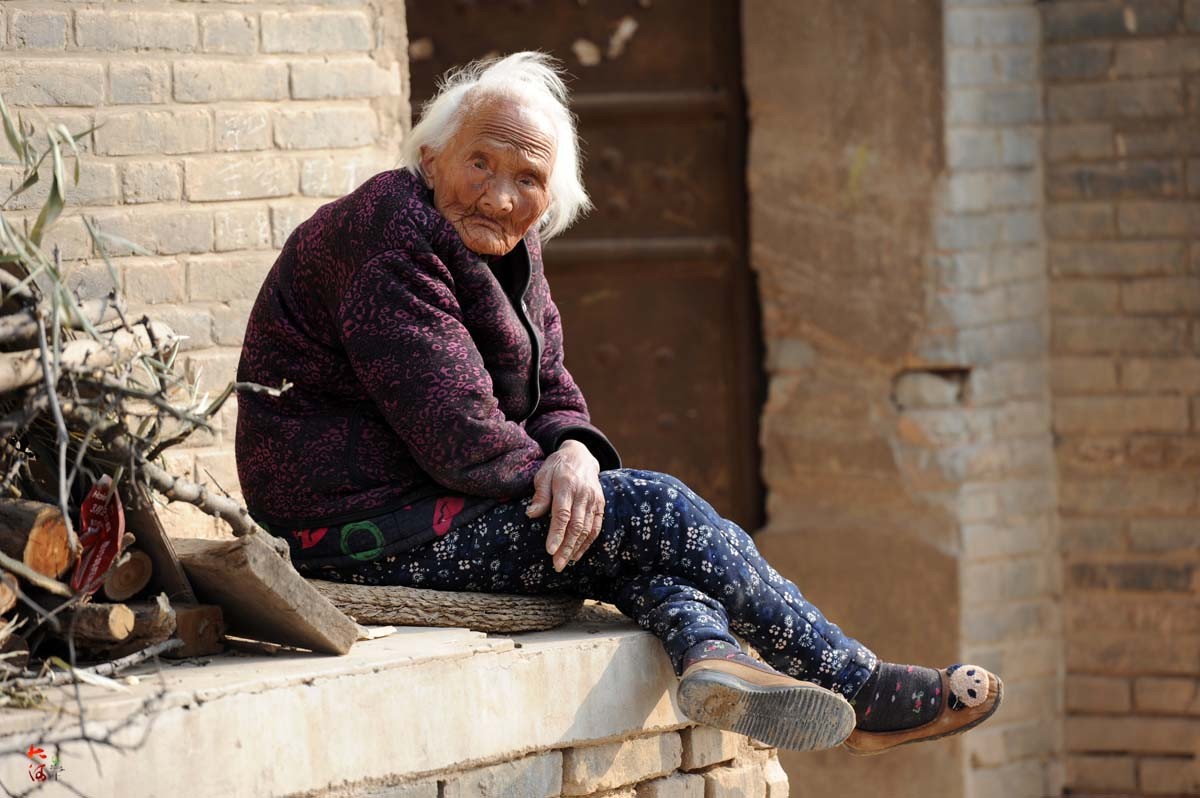 农村老奶奶93岁思维敏捷还很幽默开玩笑说自己姓碗